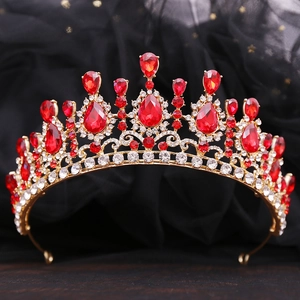 Dettaglio della tiara barocca dorata con grandi gemme rosse a goccia e cristalli bianchi