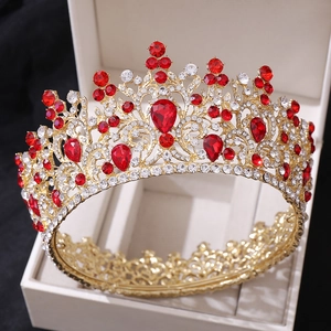 Vue détaillée de la couronne de mariée baroque avec cristaux rouges de luxe dorés