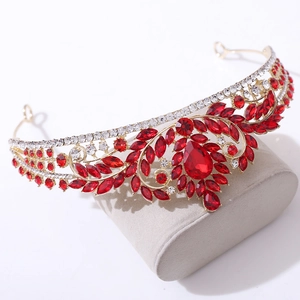 Goldenes Barock-Braut-Diadem mit rotem Tropfenkristall und Blattmuster auf grauem Ständer
