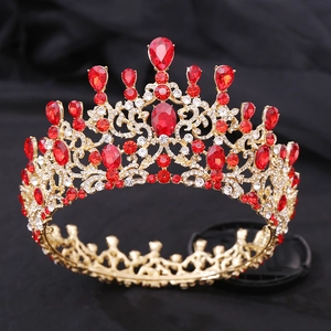 Détail d'une couronne de mariée européenne avec alliage doré, pierres rouges et strass