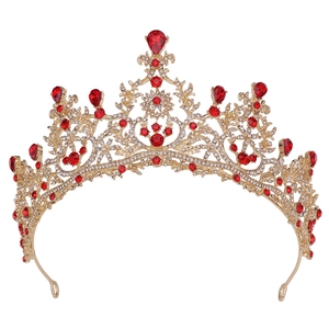 Detailansicht der Barock Brautkrone mit roten Kristallen und goldener Filigranarbeit