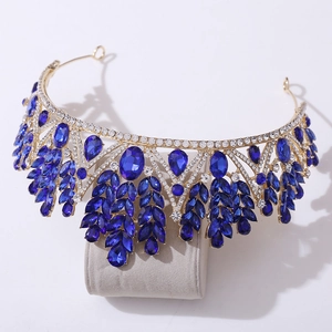 Détail d'une couronne de mariée baroque dorée ornée de strass bleu saphir fonçé