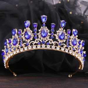 Dettaglio corona barocca dorata con cristalli blu a goccia e strass scintillanti