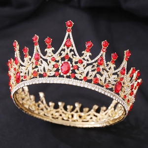 Vue détaillée de la couronne baroque dorée ornée de rubis rouges et cristaux blancs