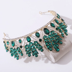 Détail macro d'une couronne de mariée avec pierres vert émeraude et cristaux blancs