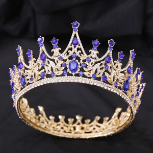 Vue détaillée d'une couronne de mariée baroque avec cristaux bleus et strass