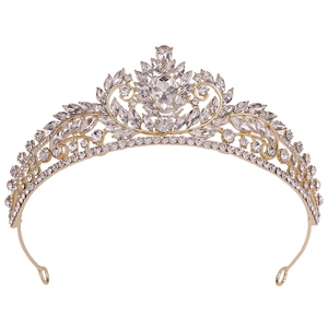 Detailansicht der goldenen Barock-Tiara mit filigranem Metalldesign und Kristalltropfen