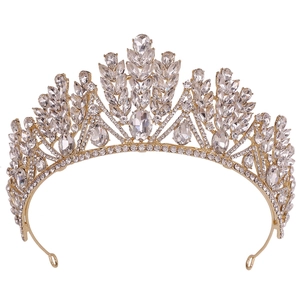 Détails d'une couronne de mariée dorée avec cristaux en forme de feuille et strass brillants