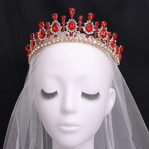 Corona da sposa barocca con cristalli rossi a goccia e cornice dorata per matrimonio