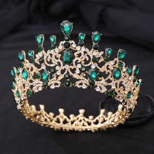 Vue détaillée des pierres précieuses émeraude et du filigrane doré sur couronne de mariée
