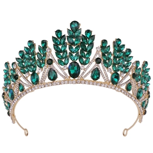 Détail de la couronne de mariée dorée avec grands cristaux vert émeraude et strass