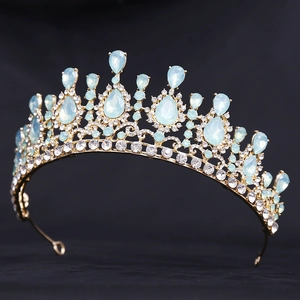 Dettaglio ravvicinato di una corona da sposa barocca dorata con gemme blu e strass