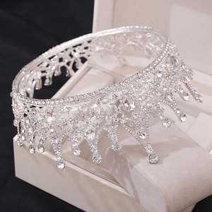 Détails de la couronne de mariée baroque avec cristaux argentés et motifs filigranes