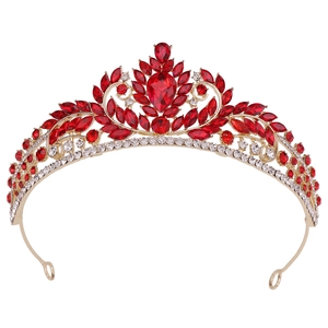 Nahaufnahme der goldenen Braut-Tiara mit roten Herzkristallen und weißen Strasssteinen