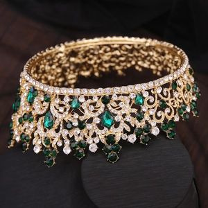 Détail de la couronne de mariée dorée avec cristaux émeraude et artisanat en métal orné