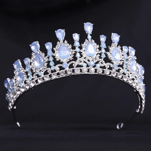 Dettaglio ravvicinato della corona da sposa con pietre a goccia blu e metallo argento