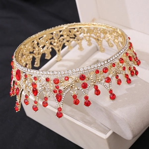 Détail de la couronne de mariée baroque dorée avec cristaux rouges et monture ciselée