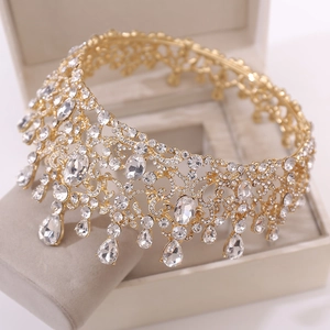 Couronne de mariée baroque dorée avec cristaux étincelants et strass sur boîte à bijoux
