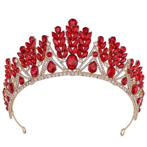 Détail du diadème de mariée en strass rouges et alliage doré pour mariages et fêtes