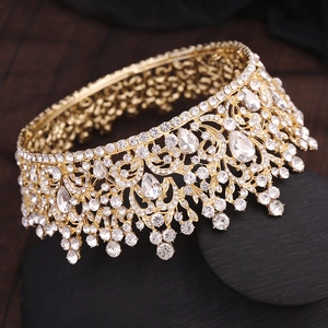 Détail de la couronne baroque dorée avec strass en gouttes d'eau et motifs ajourés