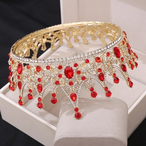 Couronne de mariée baroque luxe avec cristaux rouges et dorure en boîte de bijoux