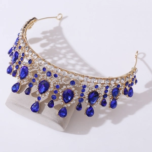 Dettaglio corona da sposa barocca con cristalli blu a goccia e finitura in oro
