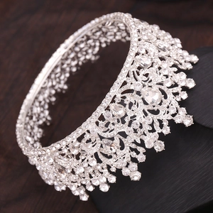 Détails d'une couronne de mariée baroque argentée avec cristaux et strass étincelants