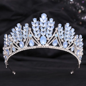 Couronne de mariée élégante avec pierres précieuses bleu clair et strass blancs scintillants