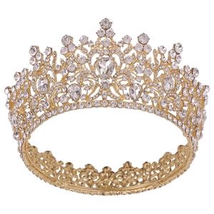 Détail de la luxueuse couronne baroque dorée ornée de cristaux et de strass scintillants