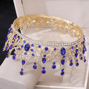 Détail macro de la couronne de mariée baroque en or avec cristaux bleu foncé et diamants