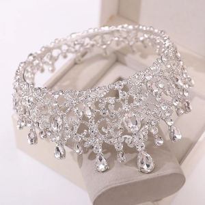 Couronne de mariée baroque avec strass clairs et pendentifs gouttes d'eau