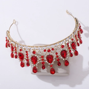 Dettaglio della corona barocca dorata da sposa con gemme rosse a goccia e piccoli strass