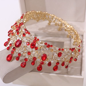 Détail d'une couronne de mariée baroque avec pierres rouges et filigrane doré