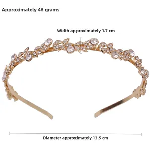 Dettaglio macro del cerchietto con foglie dorate larghezza 1,7 cm e strass lucidi