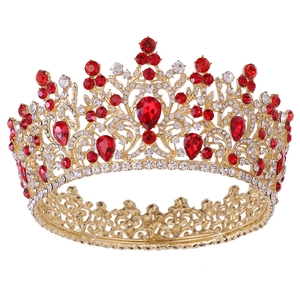 Détail de la couronne de mariée de luxe avec cristaux rouges et filigrane doré