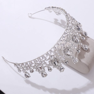 Dettaglio corona da sposa con cristalli a goccia e placcatura in argento scintillante
