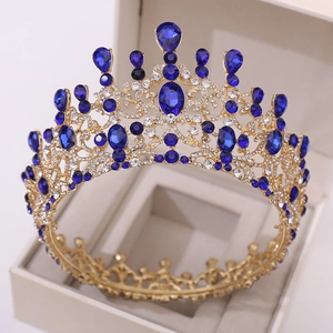 Vue détaillée de couronne de mariée dorée avec cristaux bleu royal et ciselure métallique fine