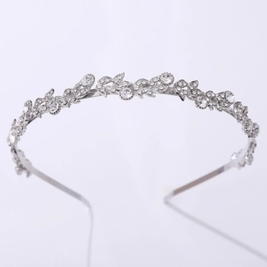 Dettaglio del cerchietto a foglia argento con intricati motivi di strass e cristalli lucidi