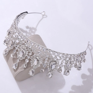 Dettaglio della corona da sposa argento con cristalli a goccia e pavé di diamanti