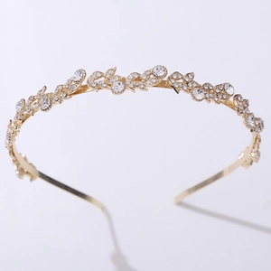 Dettaglio del cerchietto a foglia dorata con cristalli finemente lavorati e strass brillanti