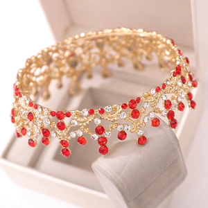 Détail de la couronne de mariée baroque dorée avec strass rouges sur boîte à bijoux