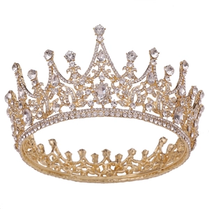 Détails de la couronne de mariée baroque avec monture dorée et cristaux étincelants