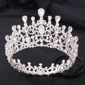 Détail d'une couronne de mariée baroque argentée avec strass en forme de poire et cristaux