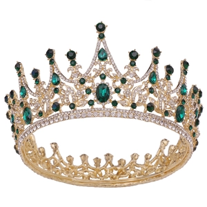 Couronne de mariée baroque avec cristaux verts luxueux et filigrane doré sur fond blanc