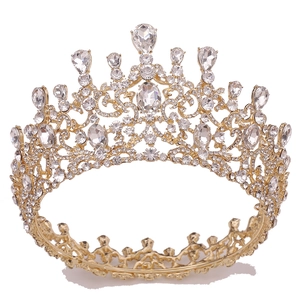 Détails d'une couronne de mariée dorée ornée de strass en forme de poire et style baroque