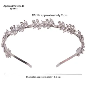 Dettaglio del diadema da sposa in strass argento con peso 48g e larghezza di 2cm