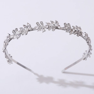 Dettaglio della tiara da sposa con foglie di cristallo e fiori di strass scintillanti