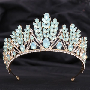 Détail du diadème de mariée avec opales bleu clair et strass blancs sur feuilles d'or