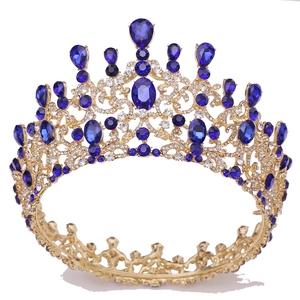 Détail de la couronne baroque avec gemmes bleues et cristaux brillants