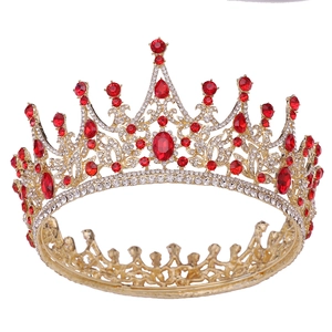 Détails de la couronne baroque de luxe avec cristaux rouges et ferronnerie dorée fine